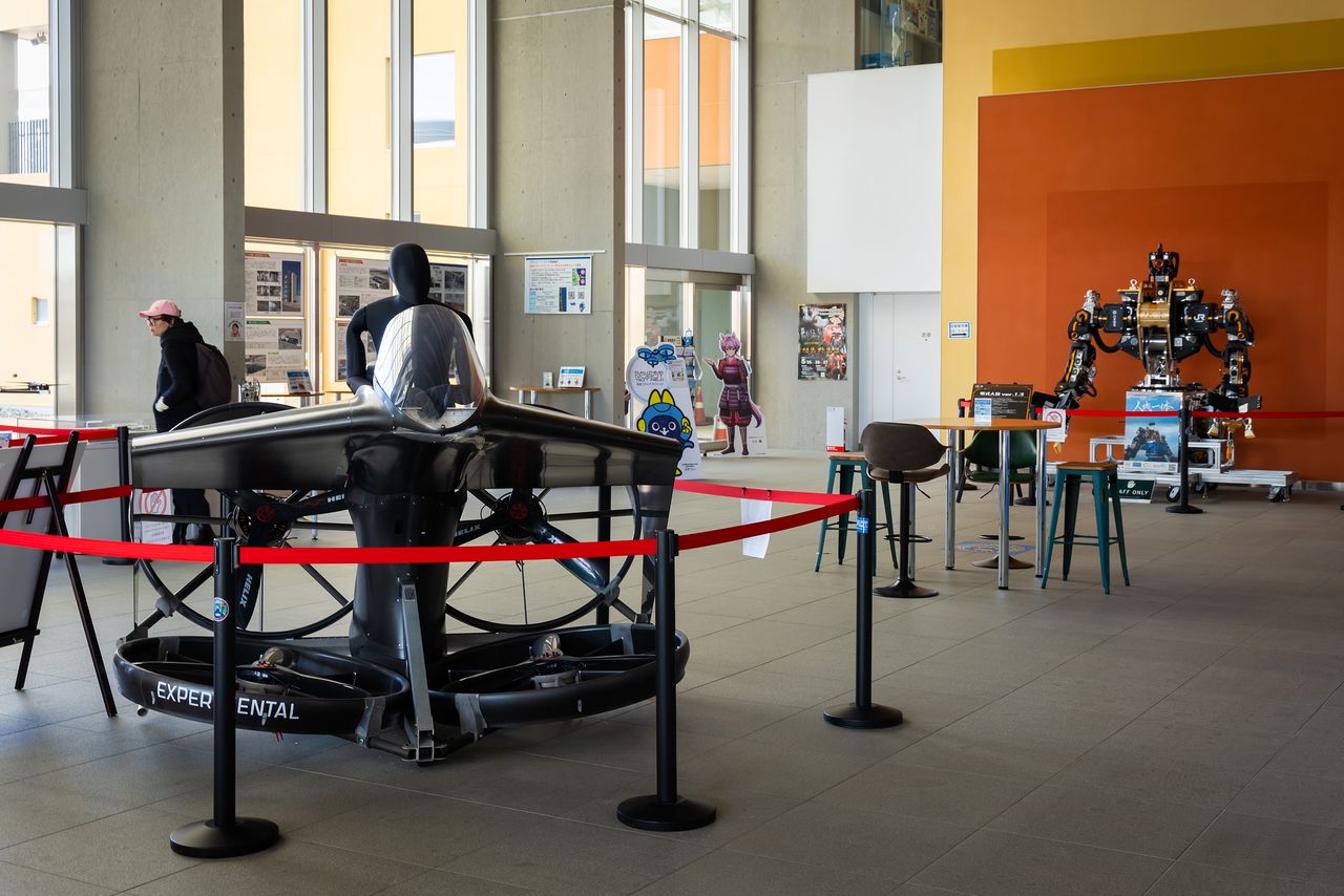 研究棟のエントランスには、RTFを活用する企業が開発したドローンやロボットが展示されている