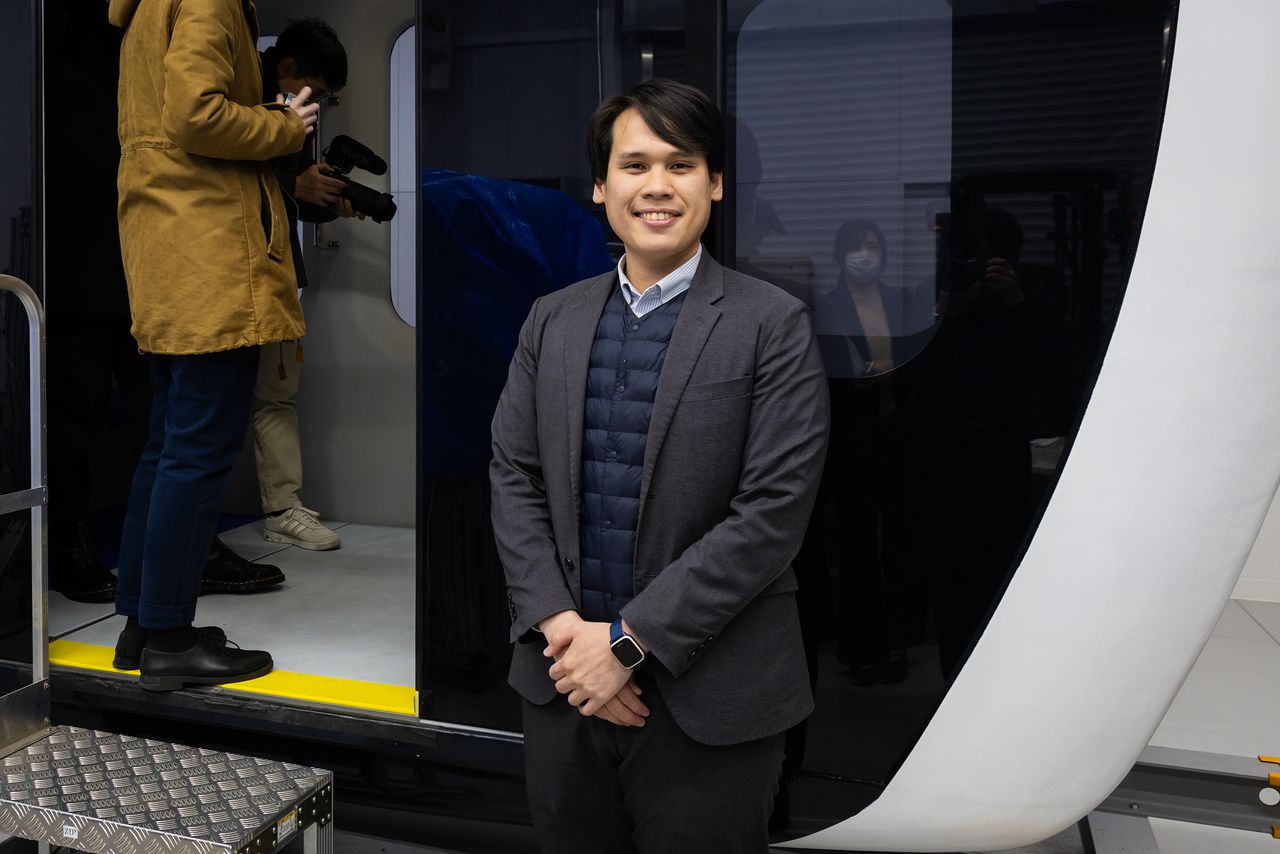 Zipparの試作機の前でレボンキン氏