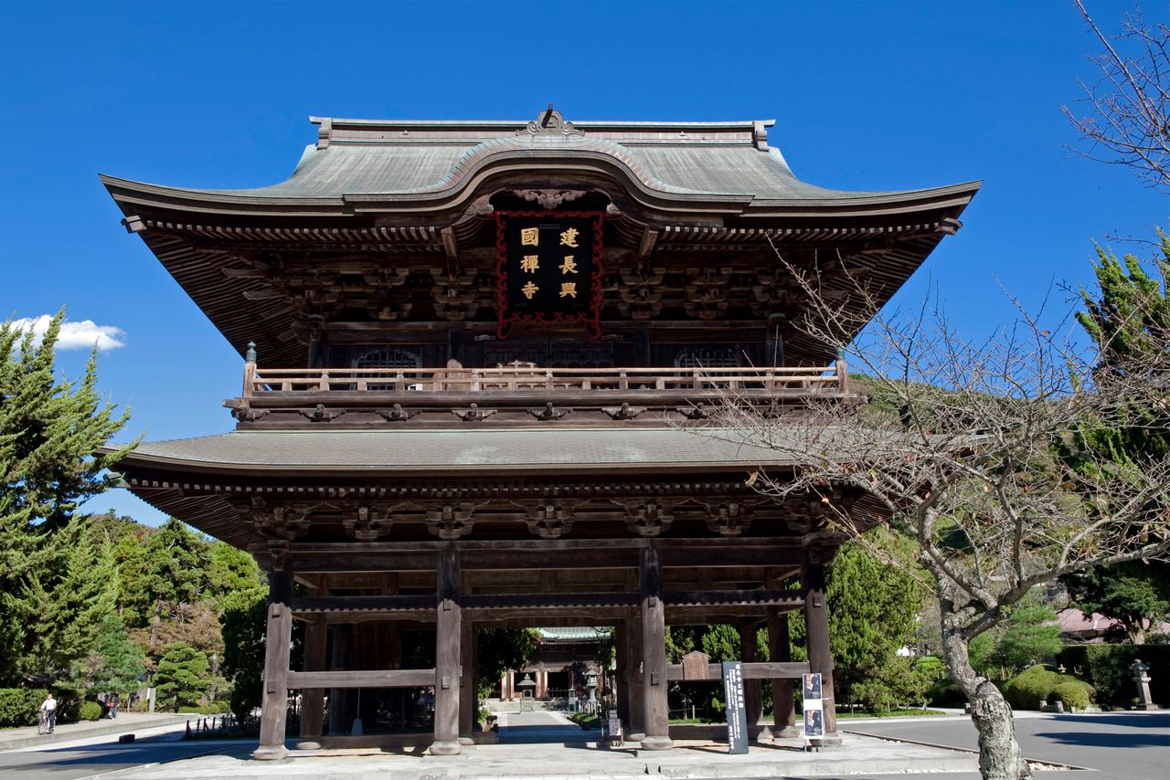 建長寺の三門(山門)。後ろに並ぶ仏殿、法堂(はっとう)、唐門と共に国の重要文化財に指定される 写真=原田寛