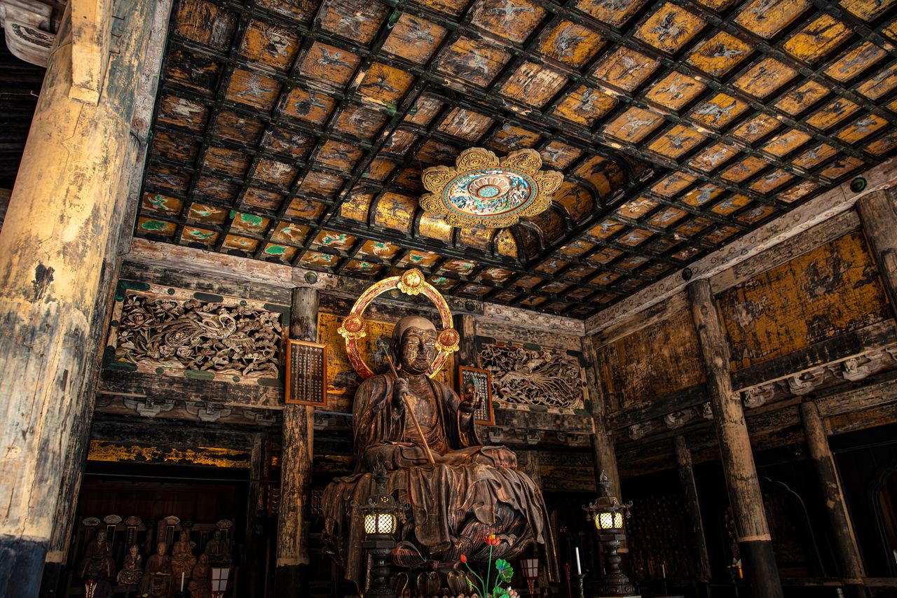 台座を含めて約5メートルの本尊・地蔵菩薩(仏殿は2027年7月までの予定で補修工事中) 写真=原田寛