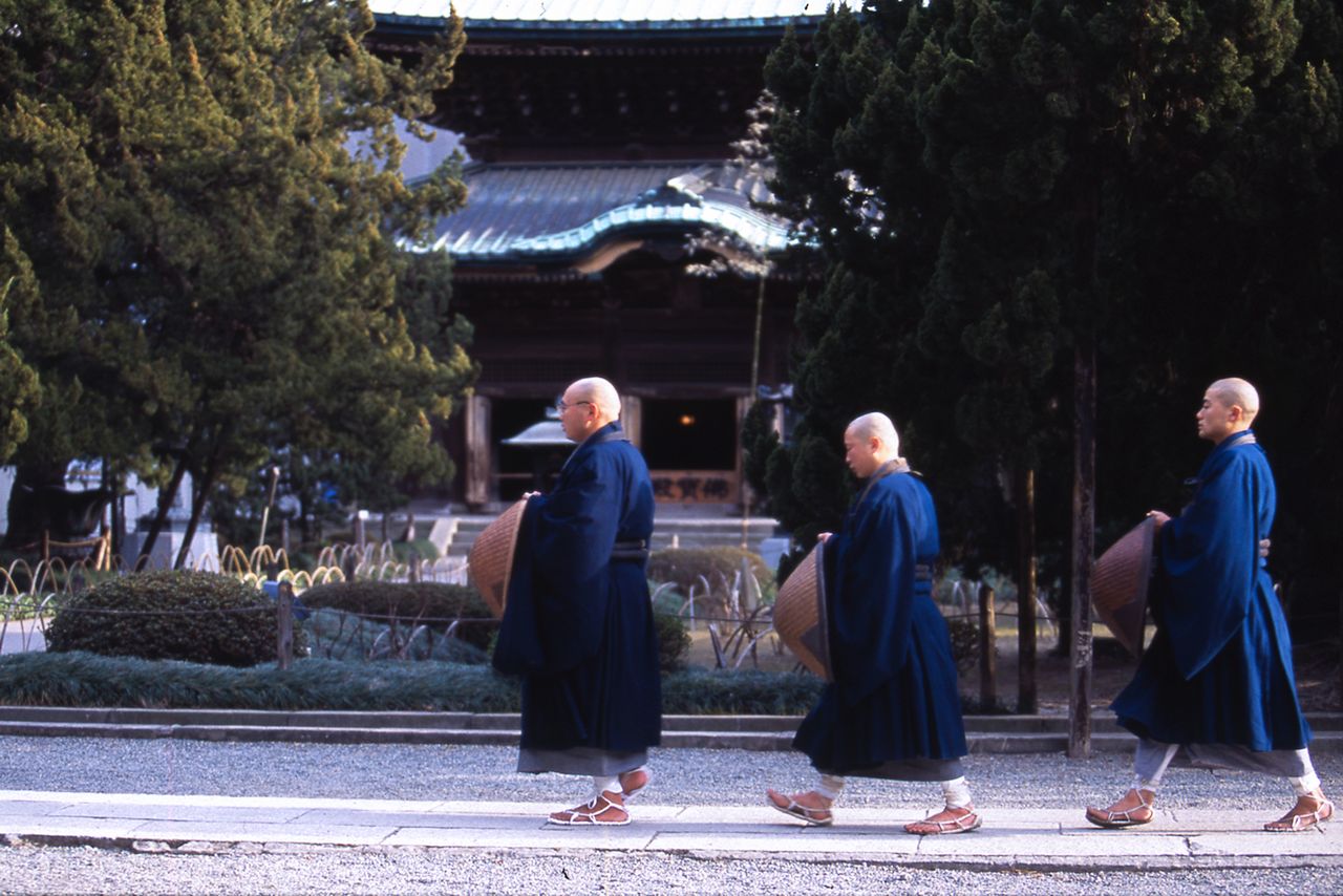 毎年1月には三浦半島の大根農家を一軒ずつ回って托鉢(たくはつ)し、たくあんを作る 写真=原田寛