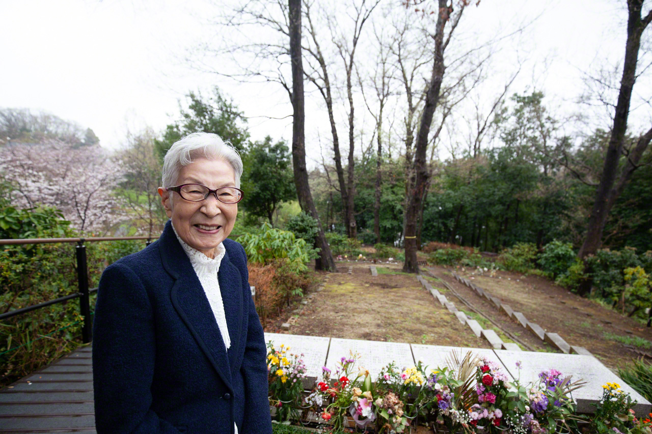 契約した区画の前で話す岡本さん