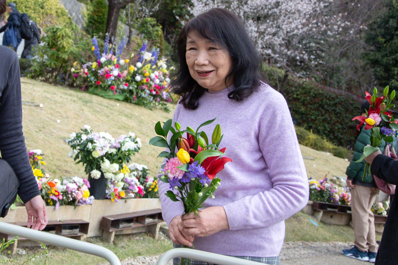 各区画に代理で献花する井上理事長。親族がお参りに来られない人の墓もこれなら寂しくない