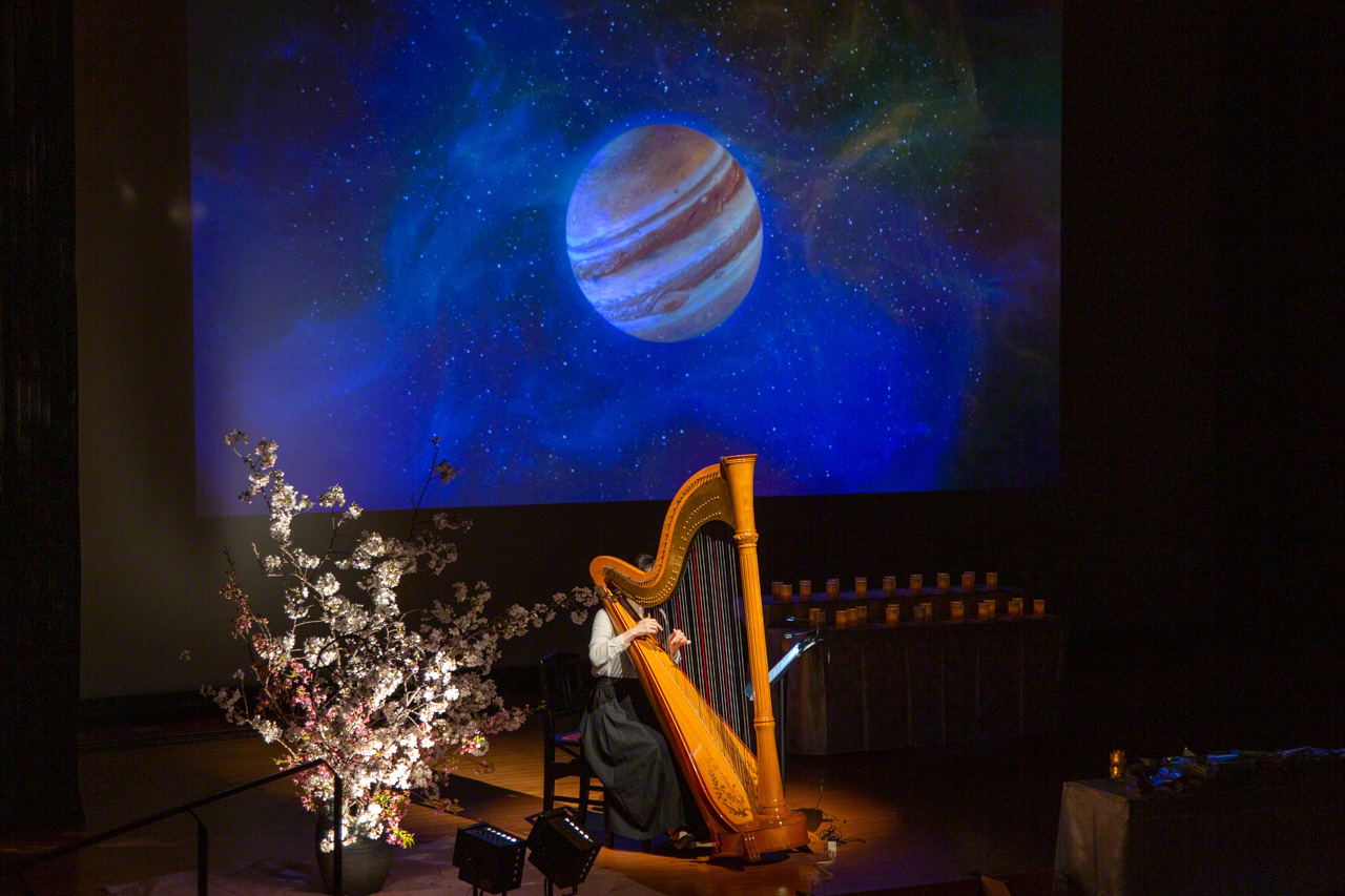 桜葬メモリアルで、ホルスト作曲・組曲『惑星』から『木星』が、ハープにより献奏された