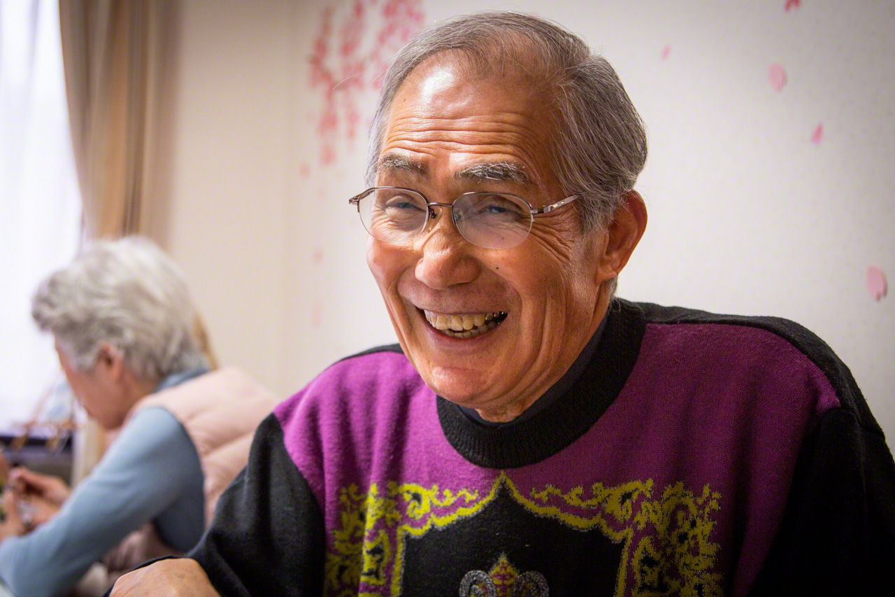 「読書Café」世話人の星野さん。今回選んだ本は、後藤正治著『清冽-詩人茨城のり子の肖像』。3編の詩を朗々と読み上げた