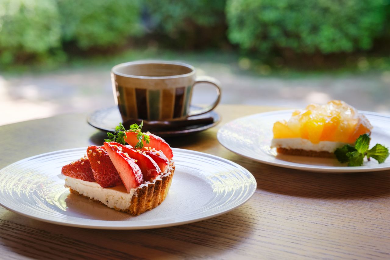 丁寧にドリップされたコーヒーと自家製のタルト