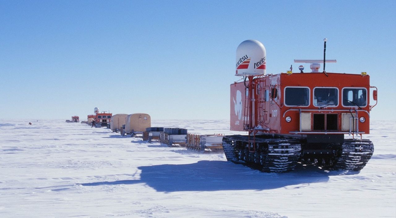 第41次南極地域観測隊・隕石探査ミッションの車両は、大型雪上車3台、ソリ22台に及んだ
