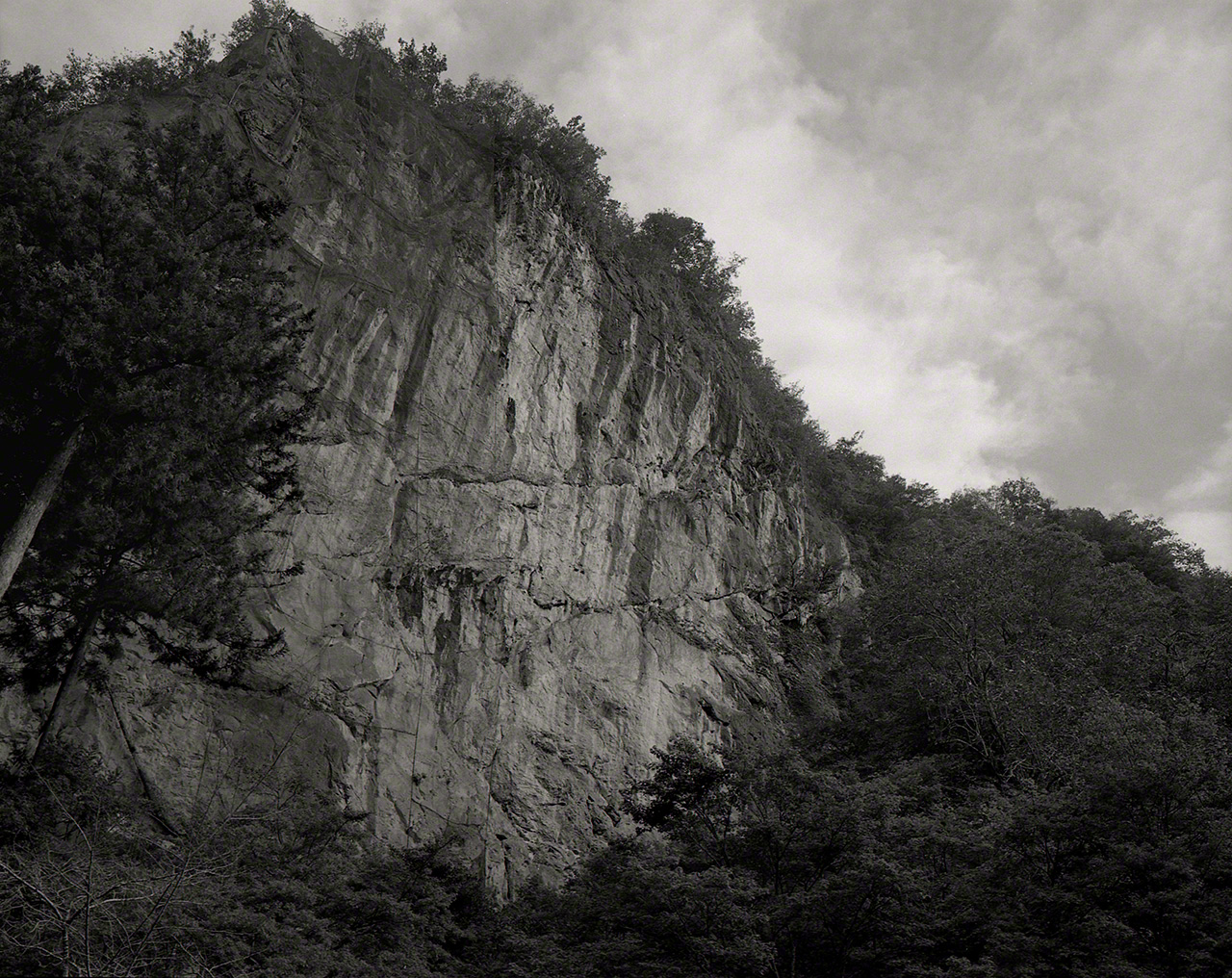 そそり立つ大岩壁　撮影＝大坂 寛