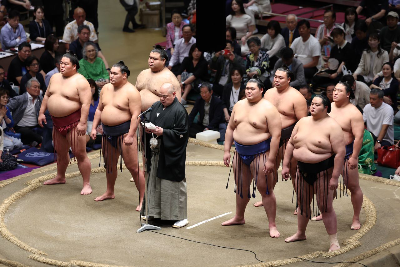 春場所の千秋楽を迎え、あいさつする日本相撲協会の八角理事長(前列中央)=2025年5月25日、東京・両国国技館(時事)