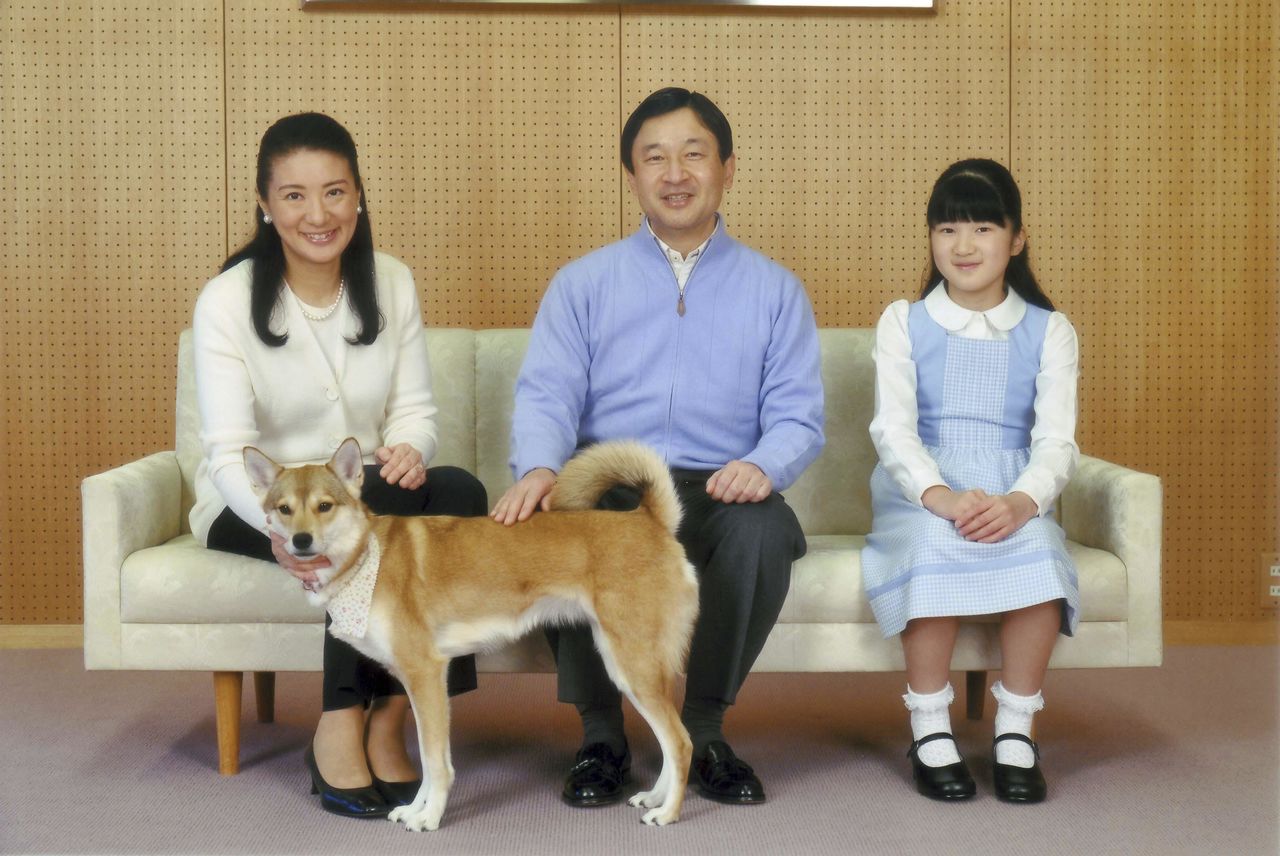 皇太子さま(現天皇)52歳誕生日の記念写真(2012年2月撮影 / 宮内庁提供 / ロイター)