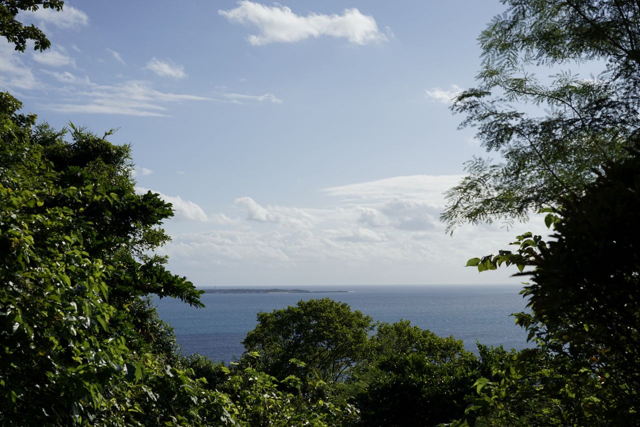 斎場御嶽からは「神が降り立った島」と呼ばれる久高島を遥拝できる 撮影=大坂 寛