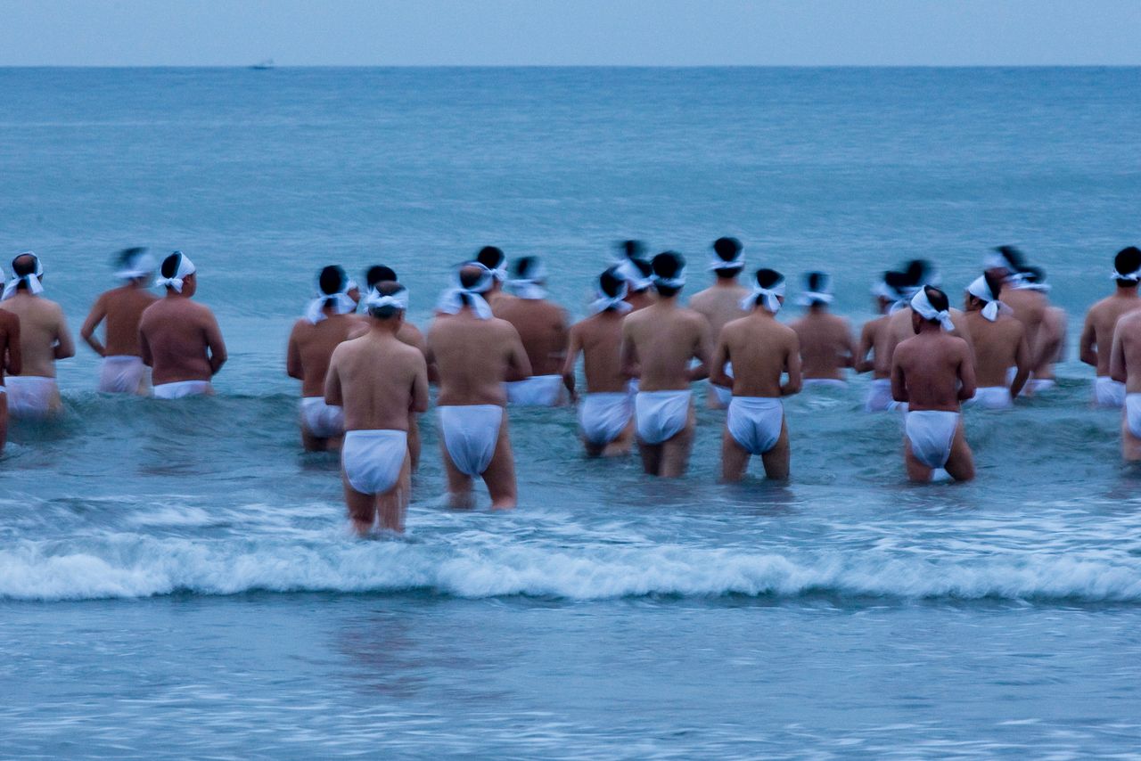 褌(ふんどし)姿で身を清める神職 写真=原田寛